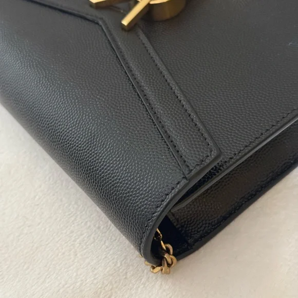 𝑪𝑨𝑺𝑺𝑨𝑵𝑫𝑹𝑨 𝑾𝑨𝑳𝑳𝑬𝑻 𝑶𝑵 𝑪𝑯𝑨𝑰𝑵 - Picture 5 of 14